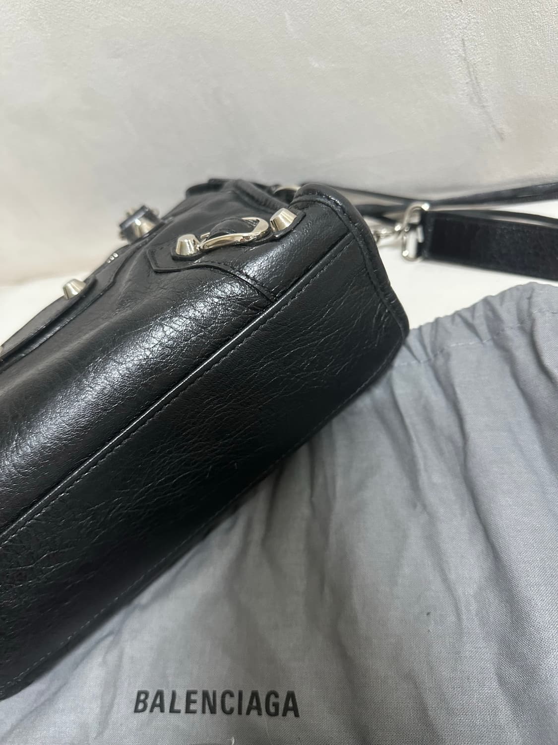❌거래중[A+ 정품] 발렌시아가 로고스트랩 시티 모터백 블랙 미니 상품이미지5