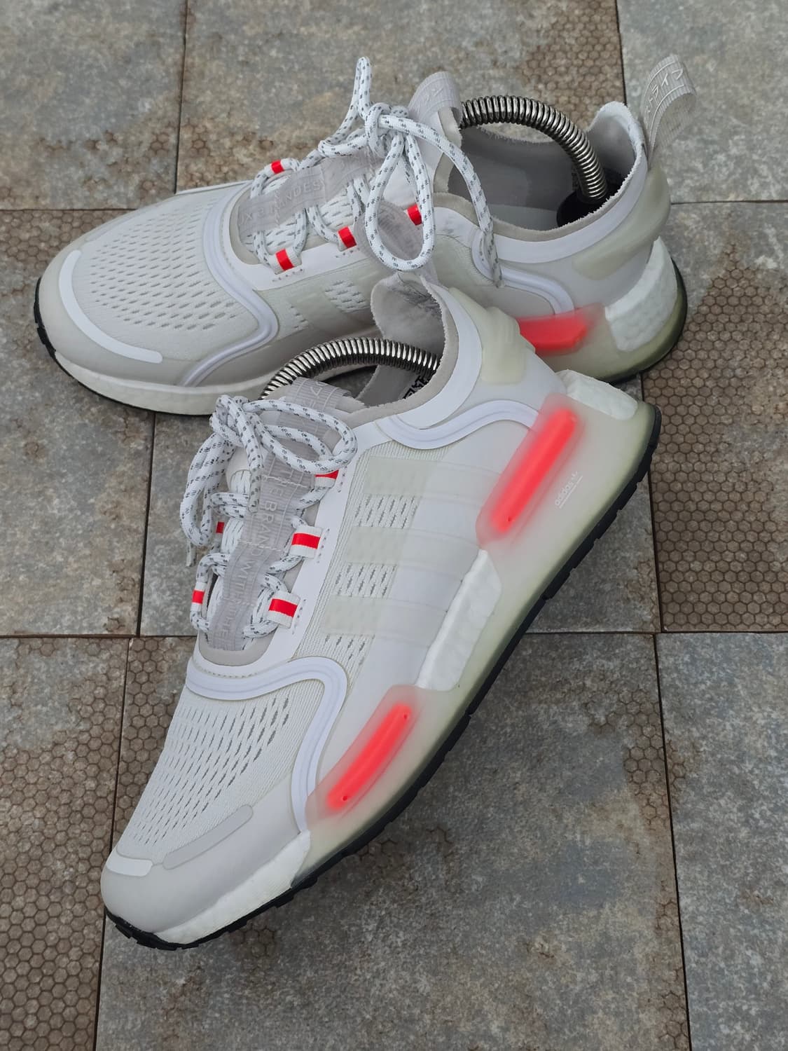 (230)아디다스 nmd v3 클라우드 화이트  상품이미지3