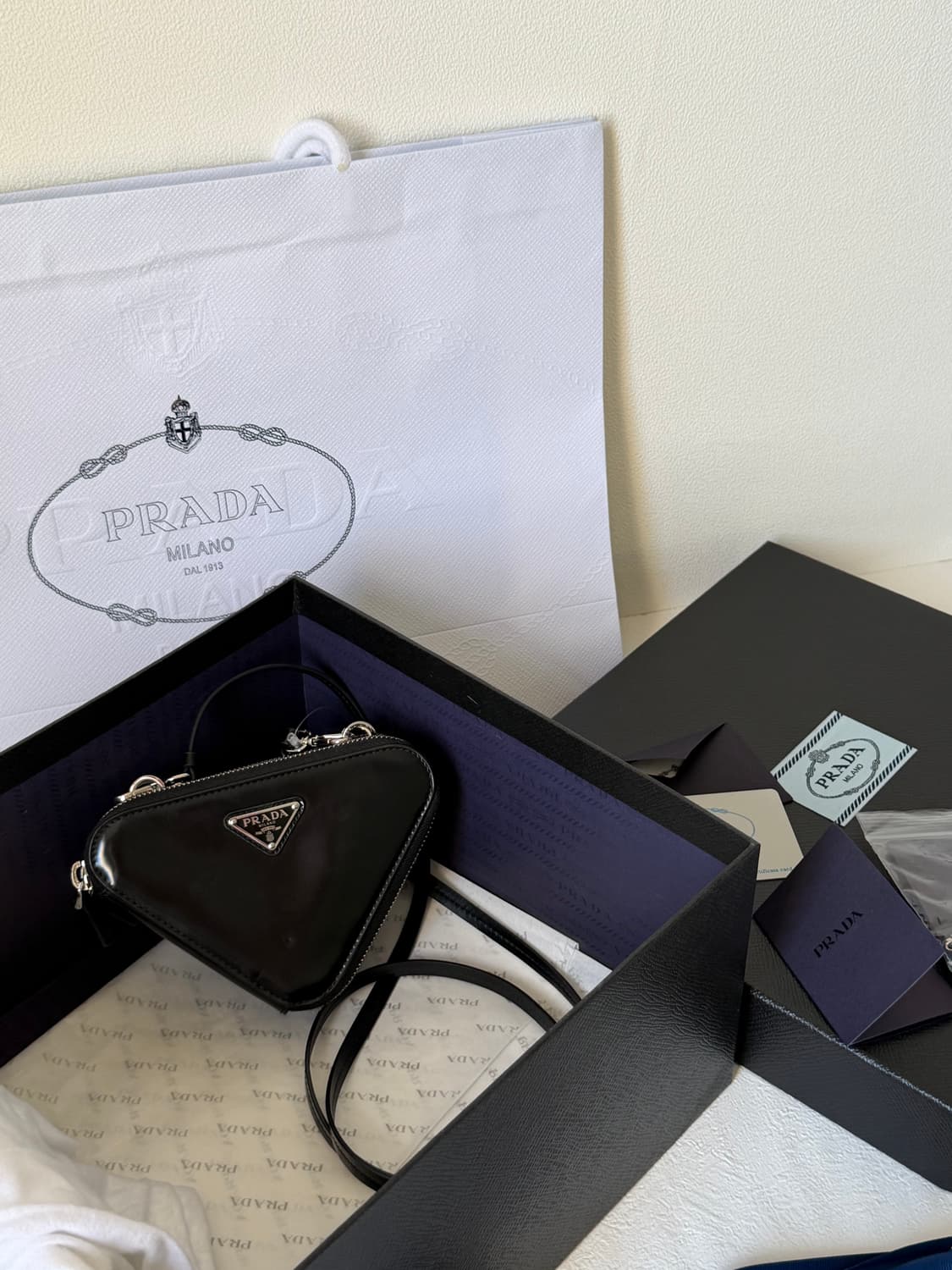 프라다 레더 트라이앵글백 미니 블랙 상품이미지9