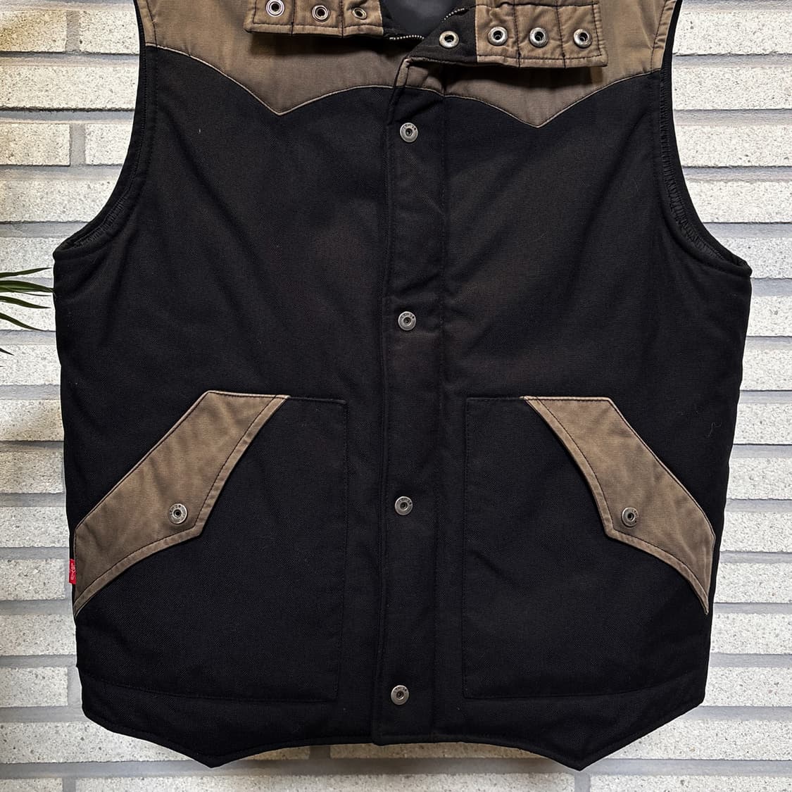 리바이스 웨스턴 패딩 베스트 요크컷 디테일 블랙/브라운 상품이미지5