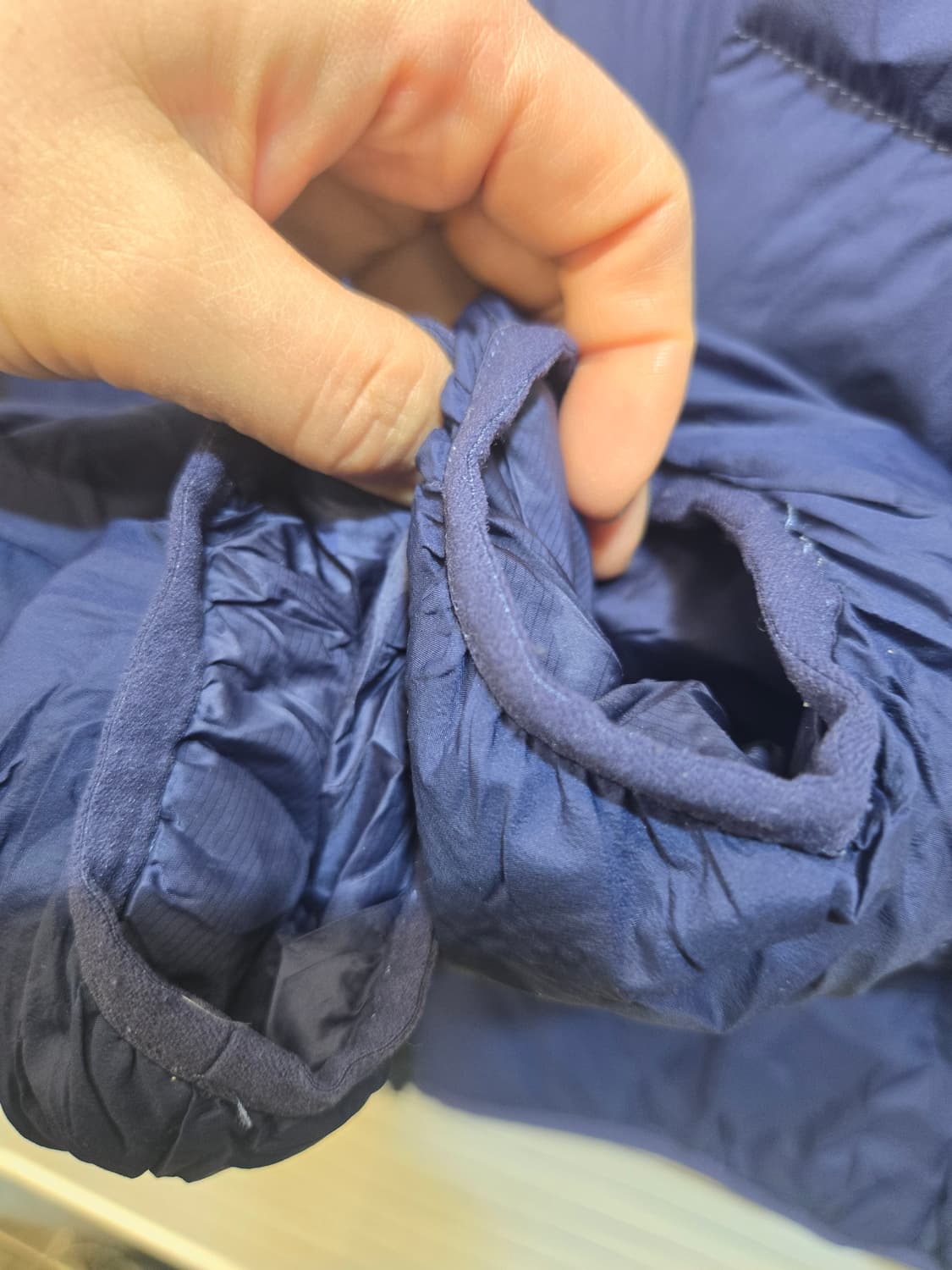 유니클로 블루블랙 경량패딩  상품이미지3