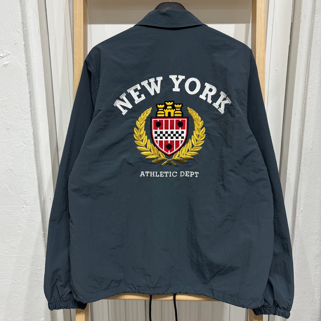 [새상품] 뉴욕 자수 빅로고 바람막이 상품이미지1