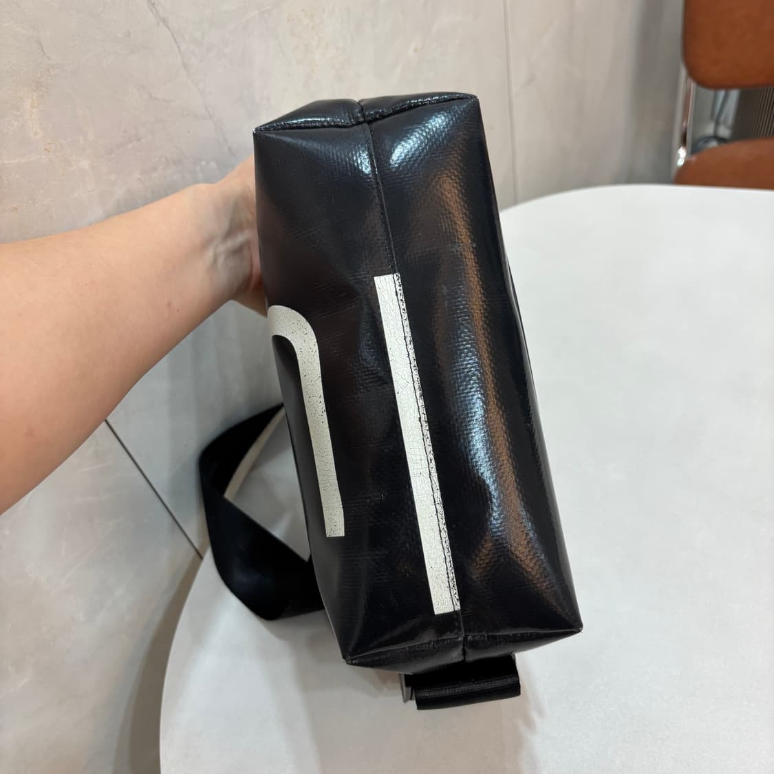 프라이탁 하파오 블랙 색상 크로스백 상품이미지2