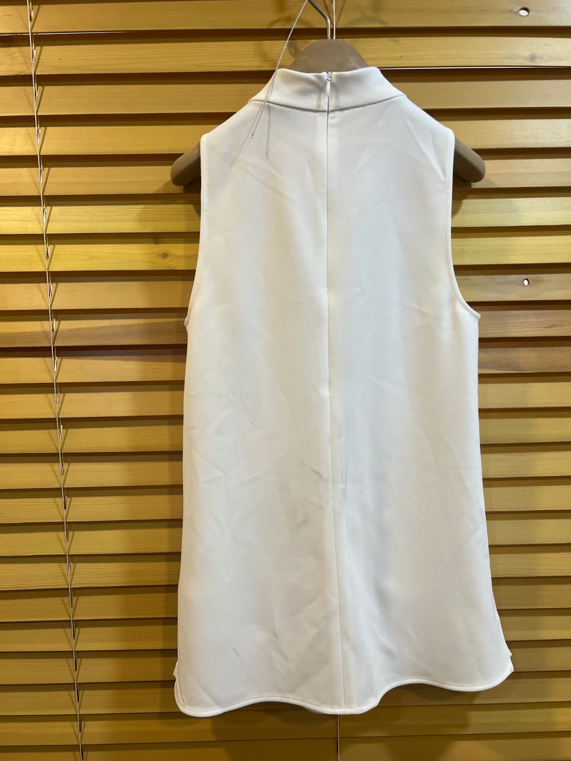 띠어리 여성 아이보리 하이넥 슬리브리스 블라우스 상품이미지3