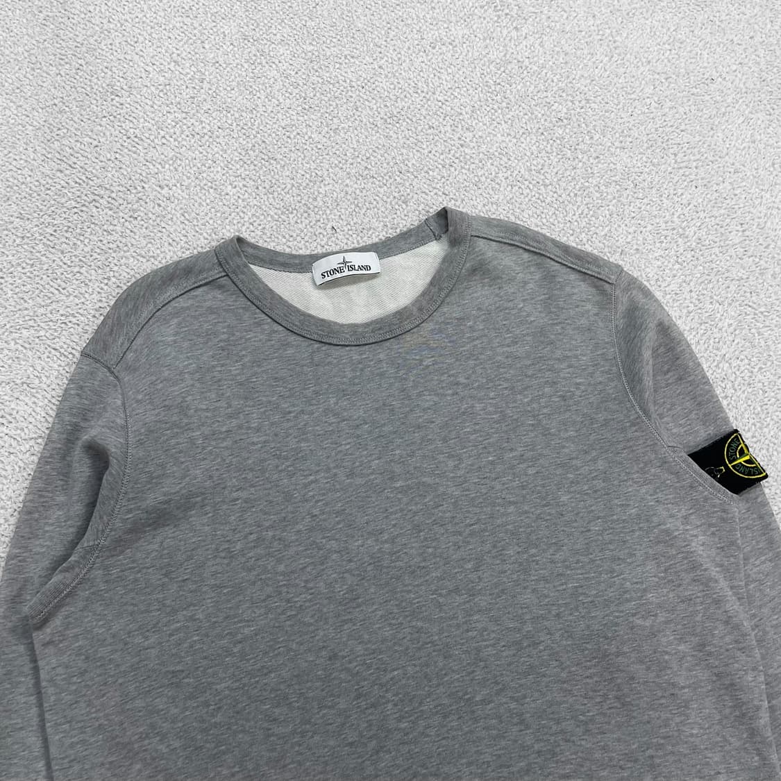 스톤아일랜드 와펜 패치 크루넥 맨투맨 그레이 상품이미지3