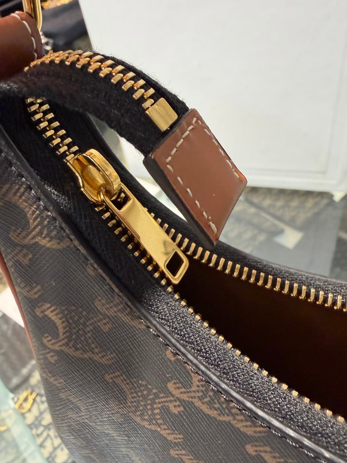 셀린느 아바백 미디움 상품이미지8