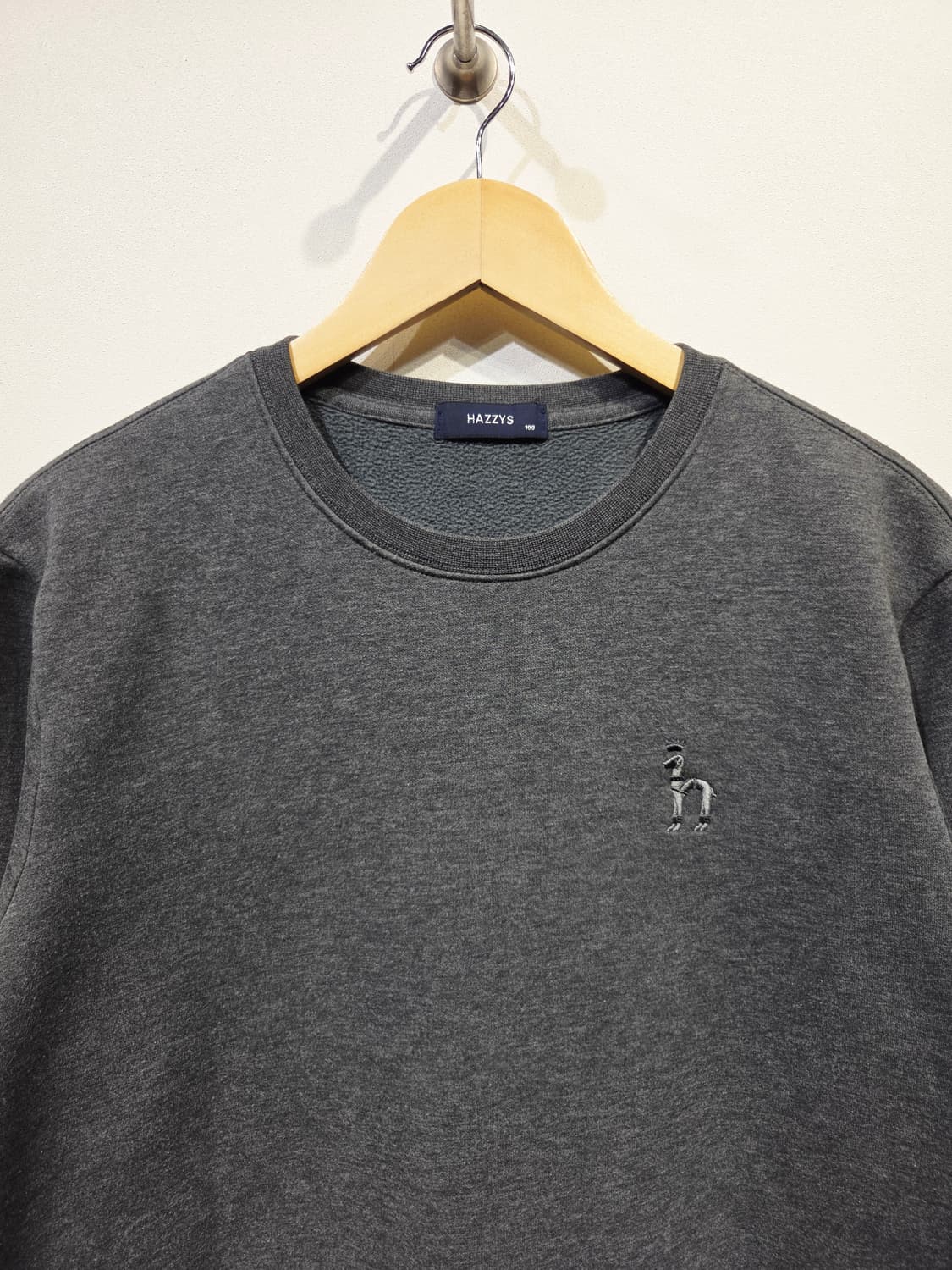 HAZZYS 헤지스 시그니처 자수 로고 기모 맨투맨 상품이미지3