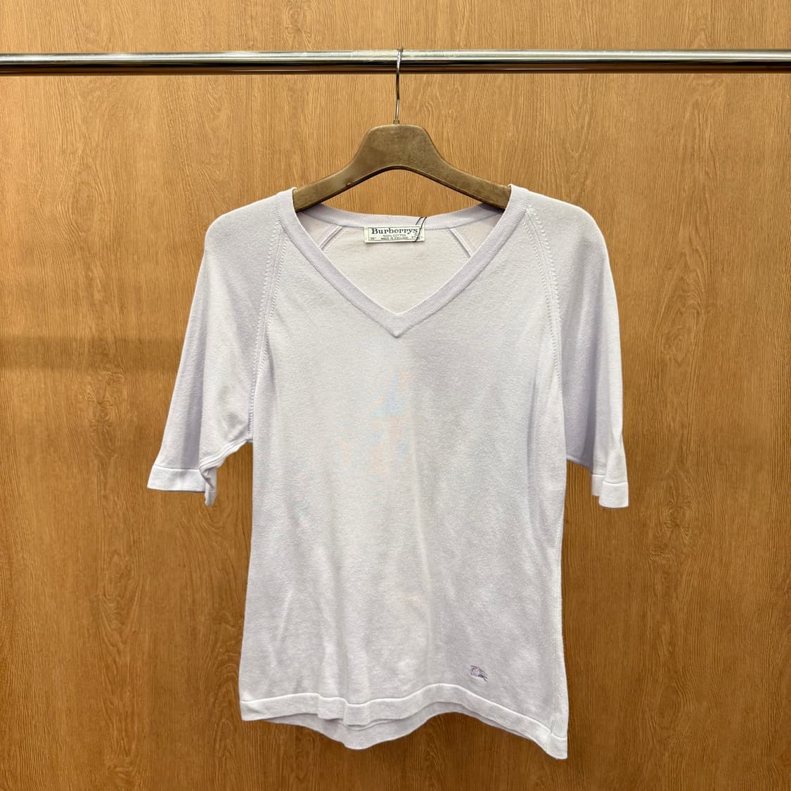 버버리 런던 브이넥 반팔 니트 티셔츠 클래식 로고 자수 슬림핏 연보라 상품이미지2