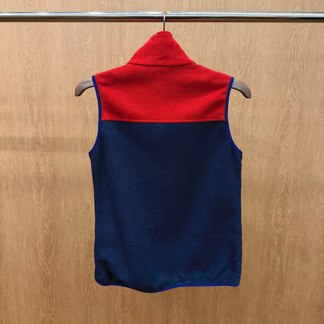 파타고니아 신칠라 플리스 집업 베스트 플립 포켓 디테일 레드 네이비 상품이미지3