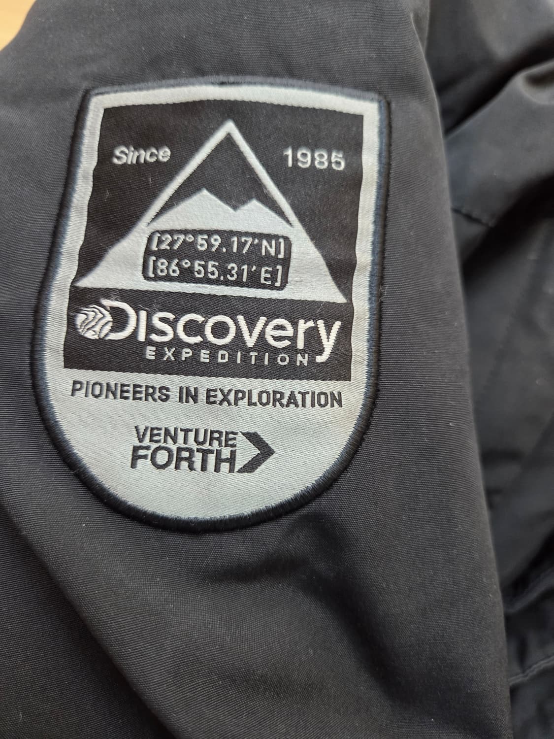디스커버리 익스페디션 남성 블랙 패딩 95사이즈입니다. 후드에 털이 달려 상품이미지3
