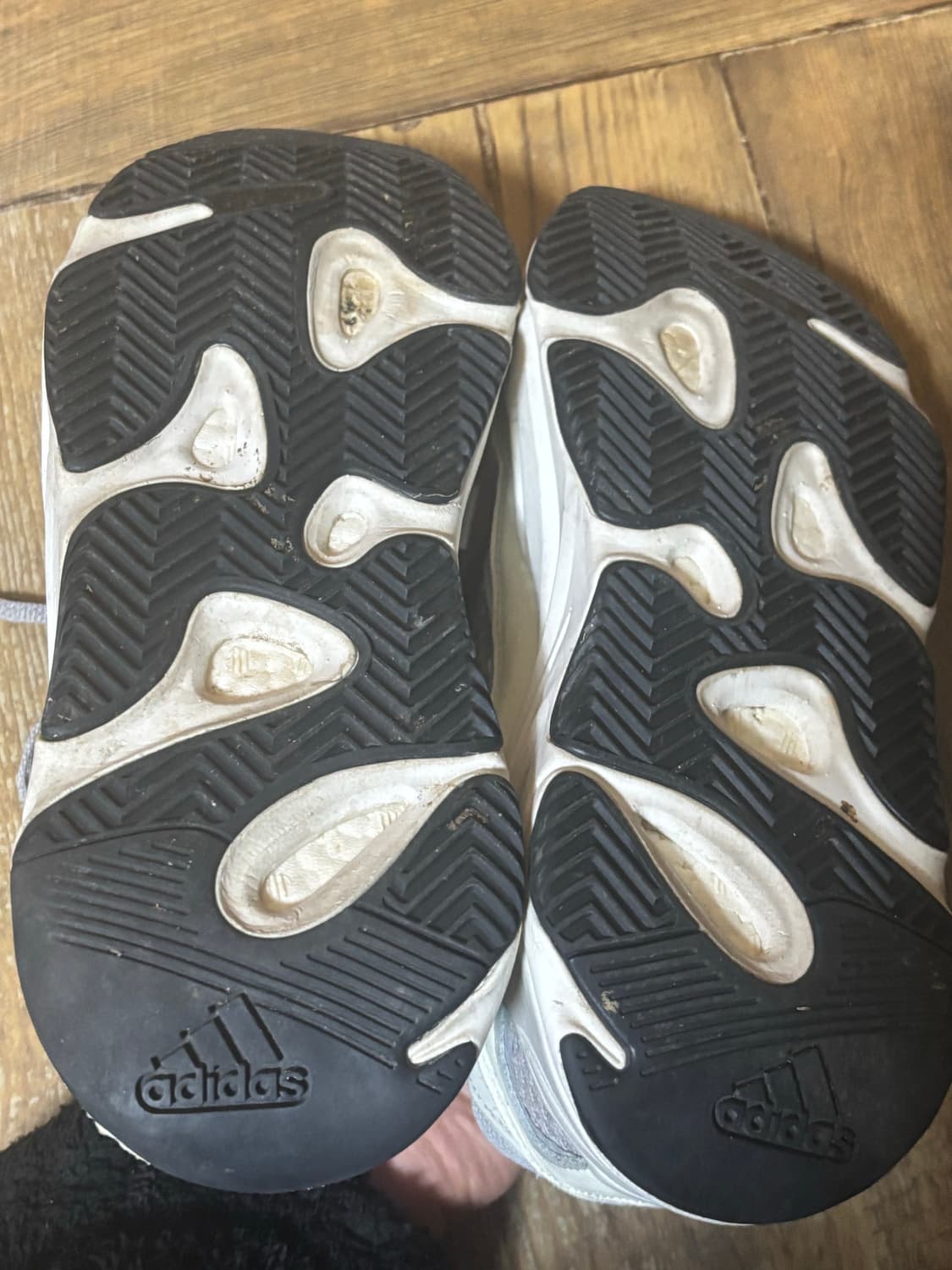 아디다스 이지부스트 700 스태틱 260 상품이미지3