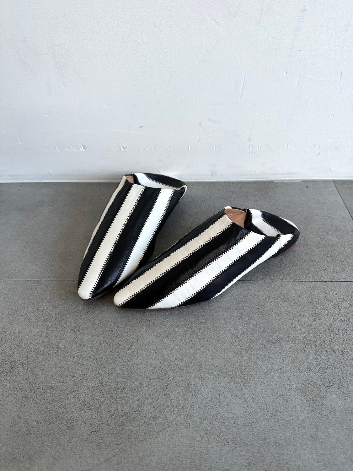 아크네 스튜디오 스트라이프 레더 플랫 뮬 상품이미지1