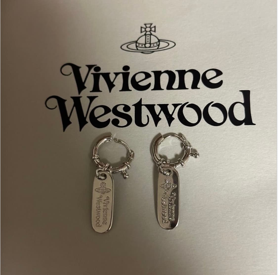 비비안웨스트우드 아카이브 레터링 orb 각인 드롭 링귀걸이 상품이미지1
