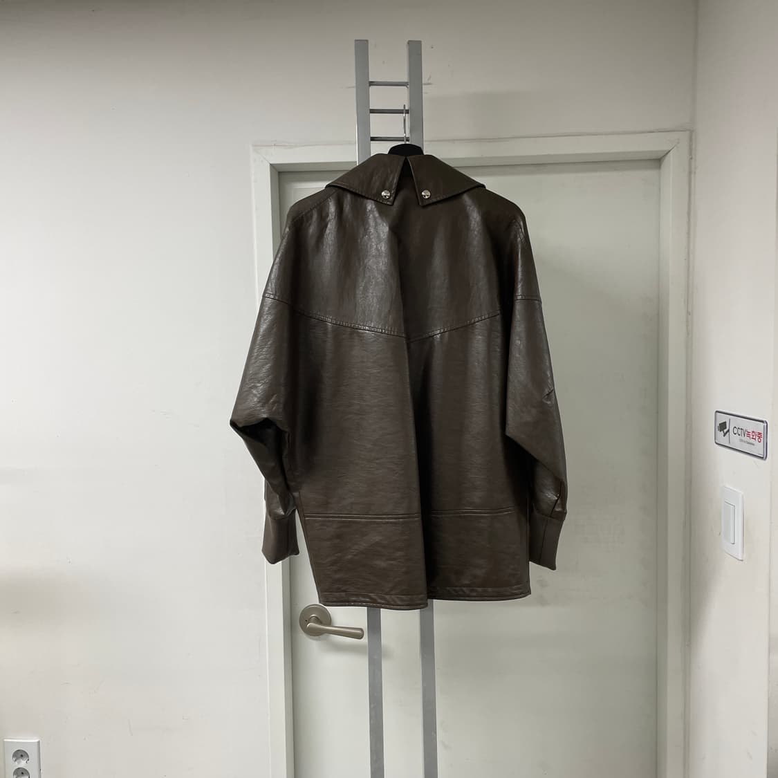 2022 시스템 페이크레더 브라운 자켓 82(W) 상품이미지9