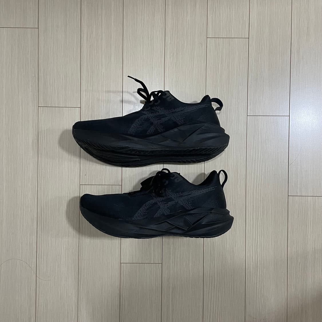 [275] 아식스 노바블라스트 5 러닝화 블랙 캐리어 그레이 상품이미지3