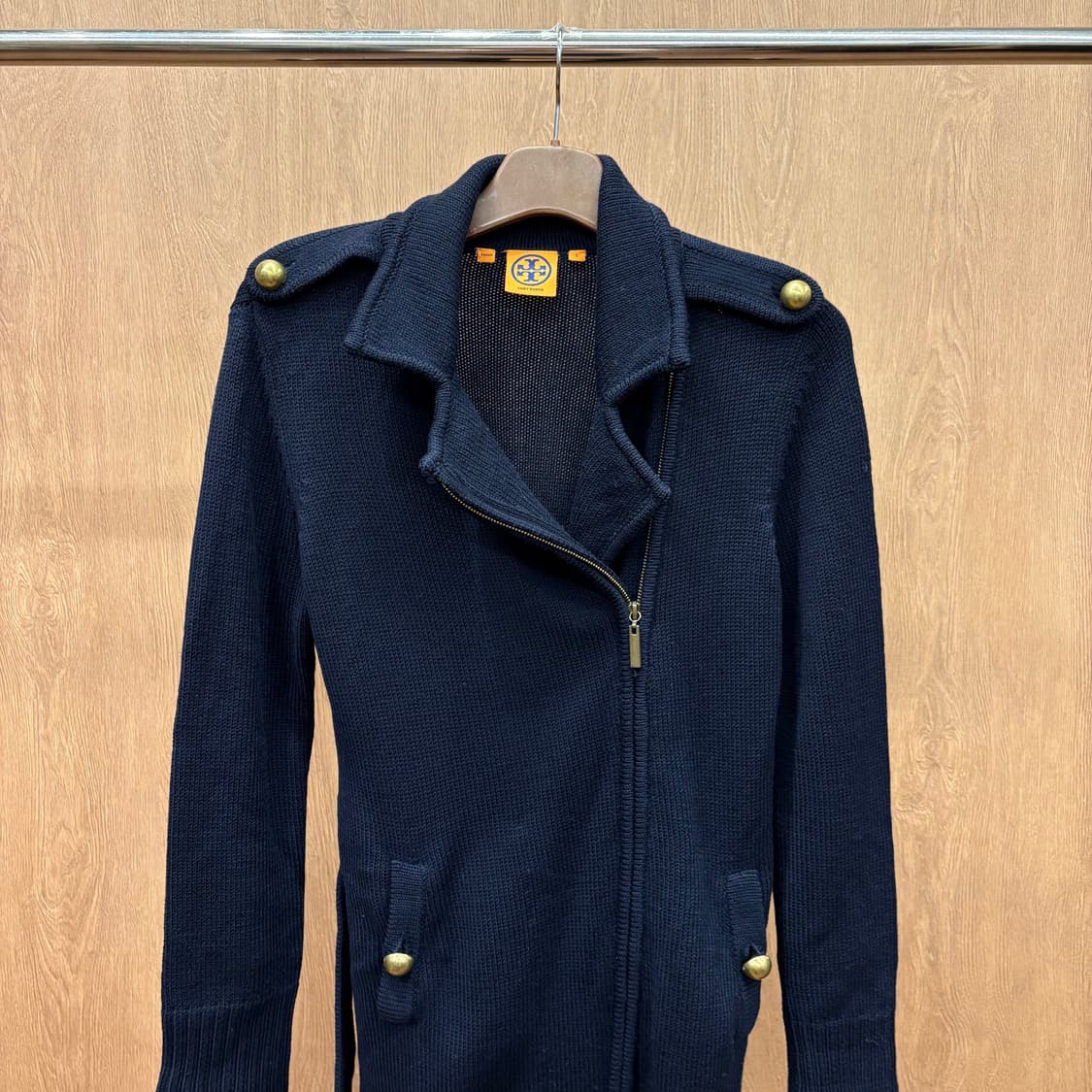 토리버치 롱 니트 가디건 자켓 허리 스트랩 골드 버튼 지퍼 디테일 네이비 상품이미지4