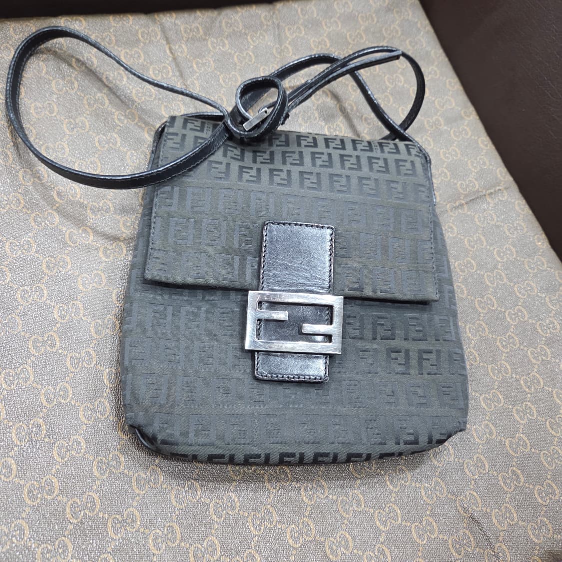 펜디 쥬카 미듐 크로스백 상품이미지1