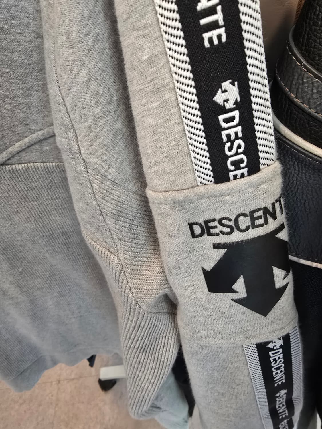 데상트 후드 상품이미지4