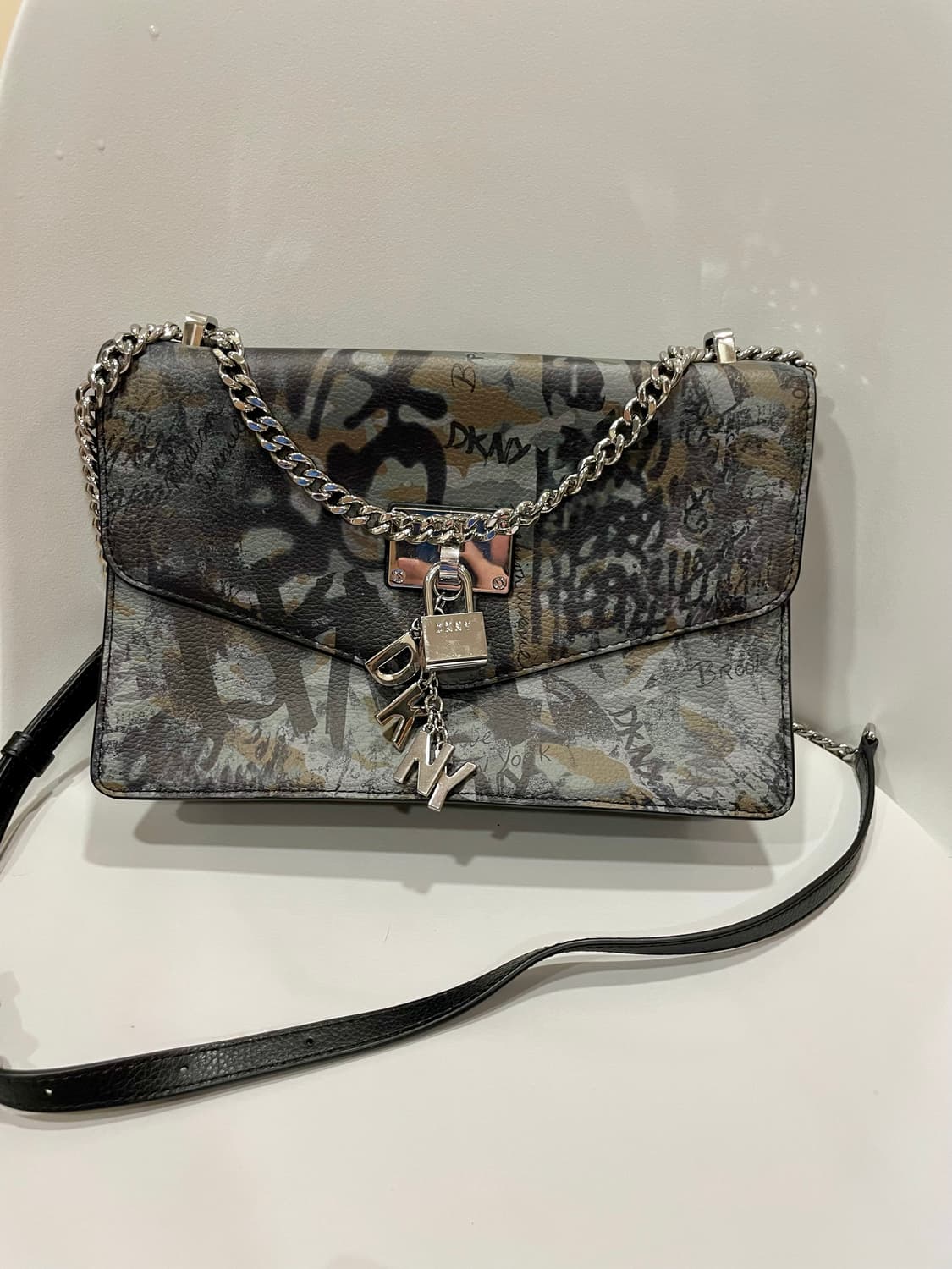 DKNY 그래피티 체인 숄더백 상품이미지1