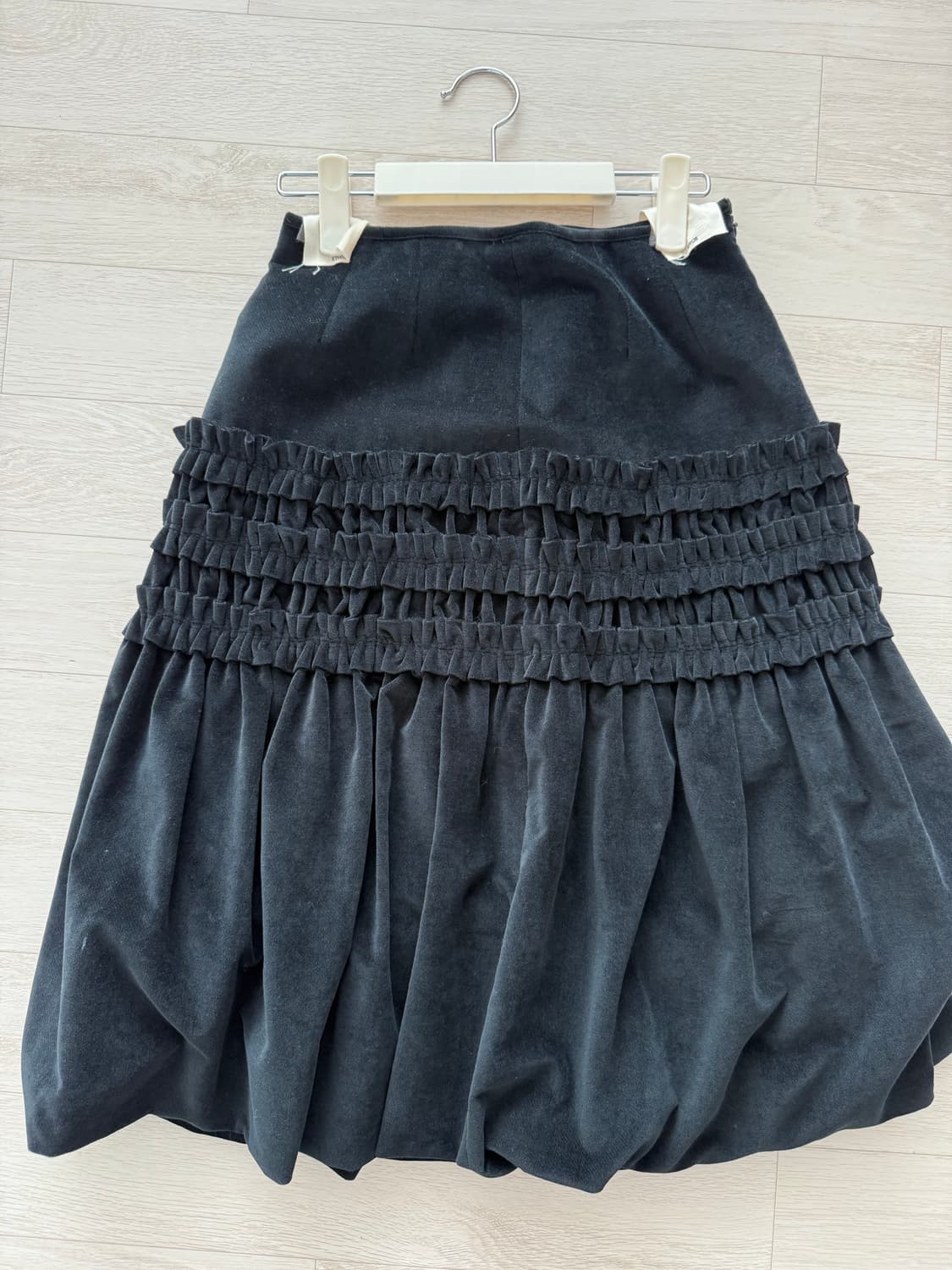 Ethos 에토스 벨벳 리플 스커트 블랙  상품이미지3