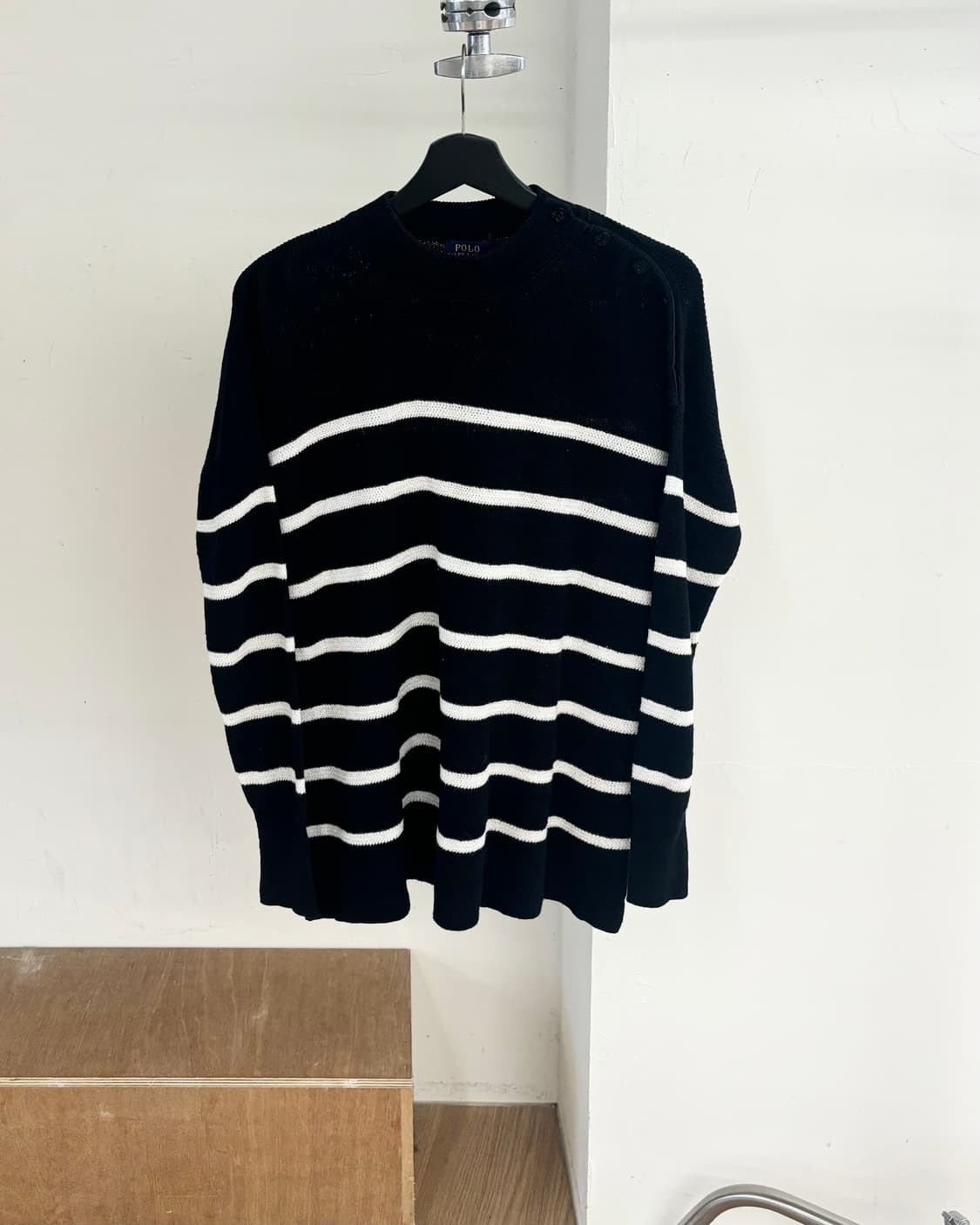폴로 랄프 로렌 버튼 숄더 스트라이프 블랙 니트 상품이미지1