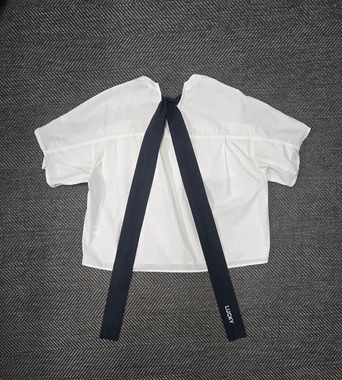 럭키슈에뜨 화이트 프릴 블라우스 반팔 상품이미지2