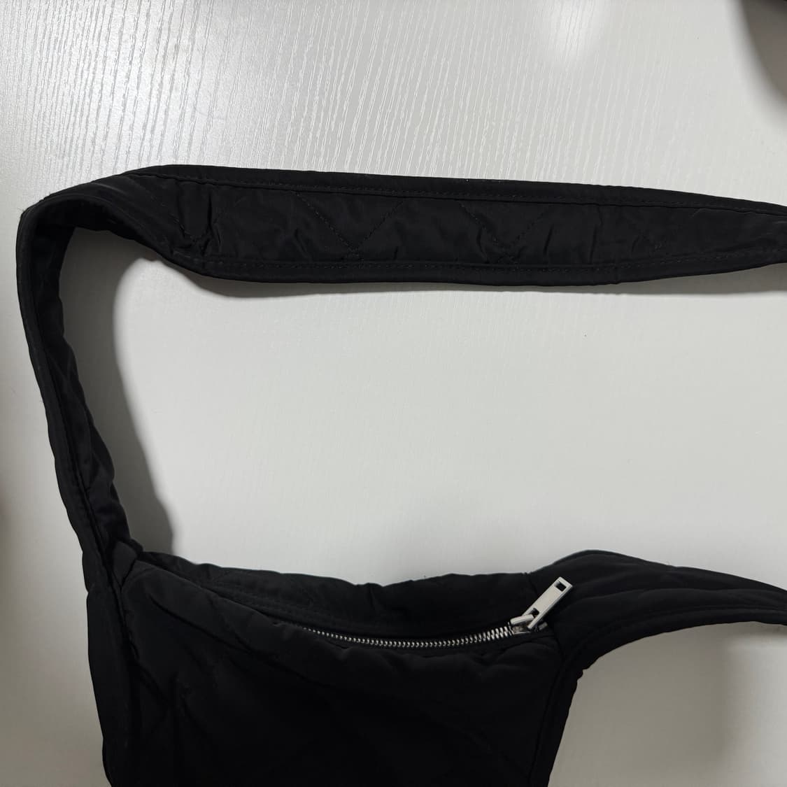 [ COS ] 코스 다이아몬드 퀼티드 미니 크로스바디백 블랙 상품이미지5