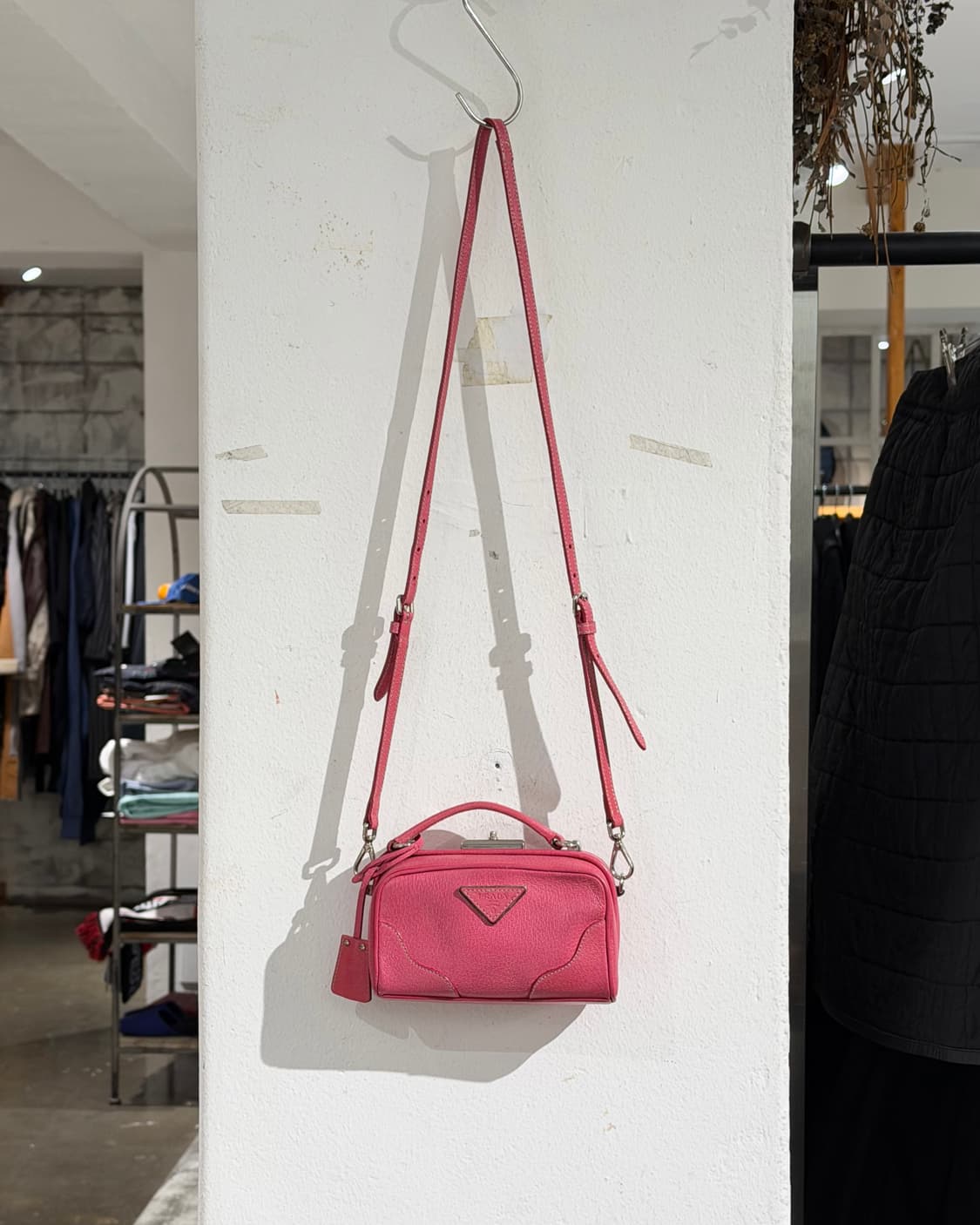 프라다 핑크 레더 미니 크로스바디 백 상품이미지2