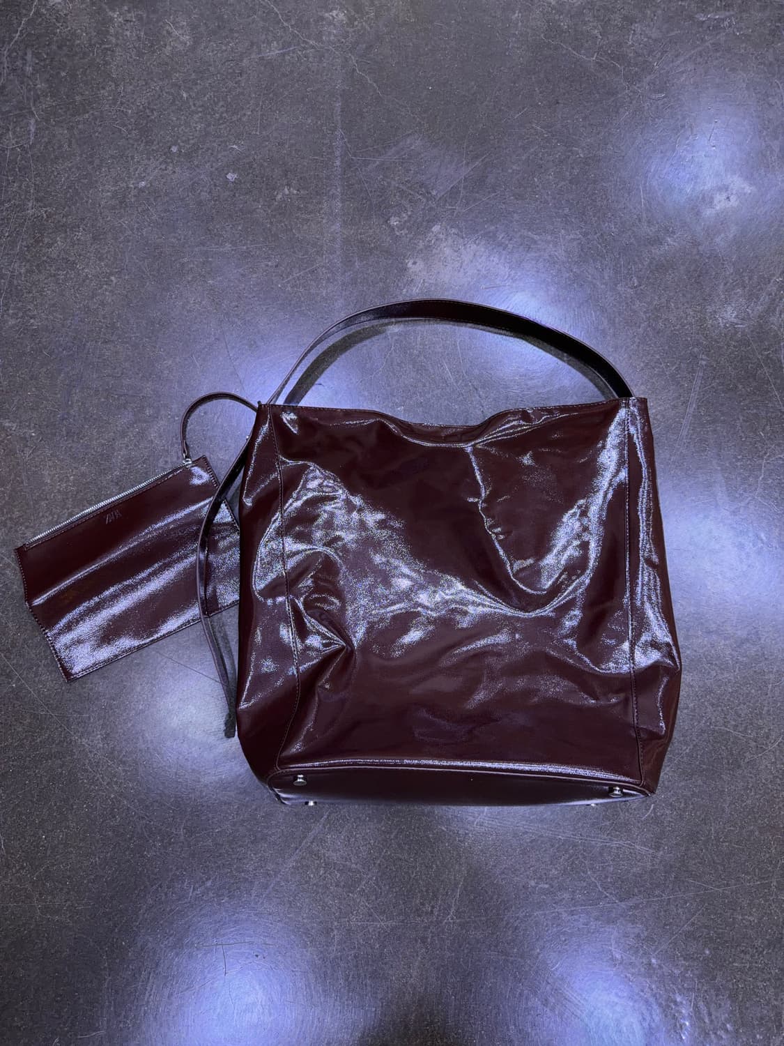 자라 맥시 버킷백 유광 버건디 토트백 상품이미지5