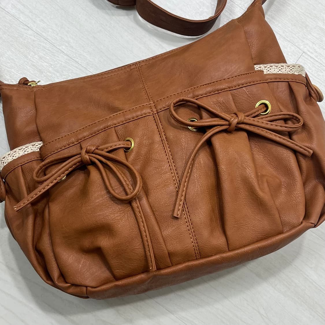 모리 가방 레이스 리본 가죽 브라운 크로스백 상품이미지2