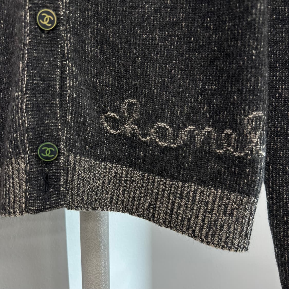 샤넬 캐시미어 로고버튼 가디건 상품이미지4