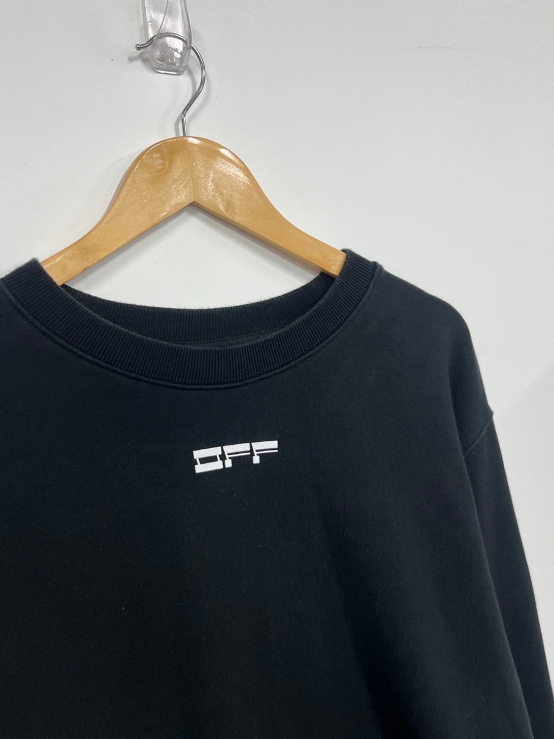 오프화이트 마스크 페이스 빅로고 맨투맨 스웻셔츠 상품이미지2