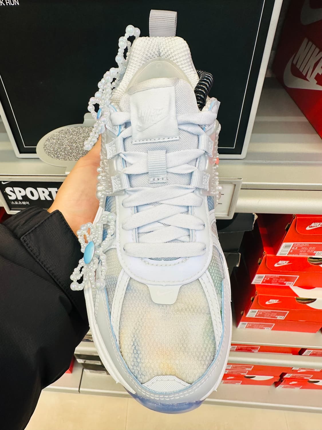 나이키 V2K 런 수잔팡 콜라보 여성 스니커즈 IB7426-400 상품이미지2