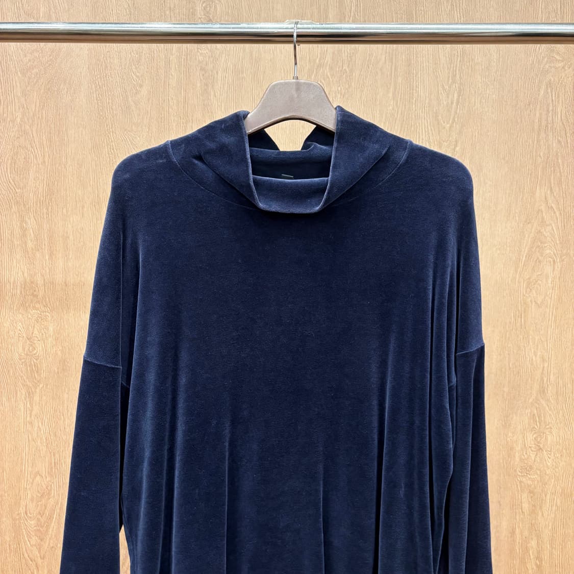 코스 하이넥 루즈핏 긴팔 티셔츠 벨벳 텍스처 드롭 숄더 디테일 네이비 상품이미지4