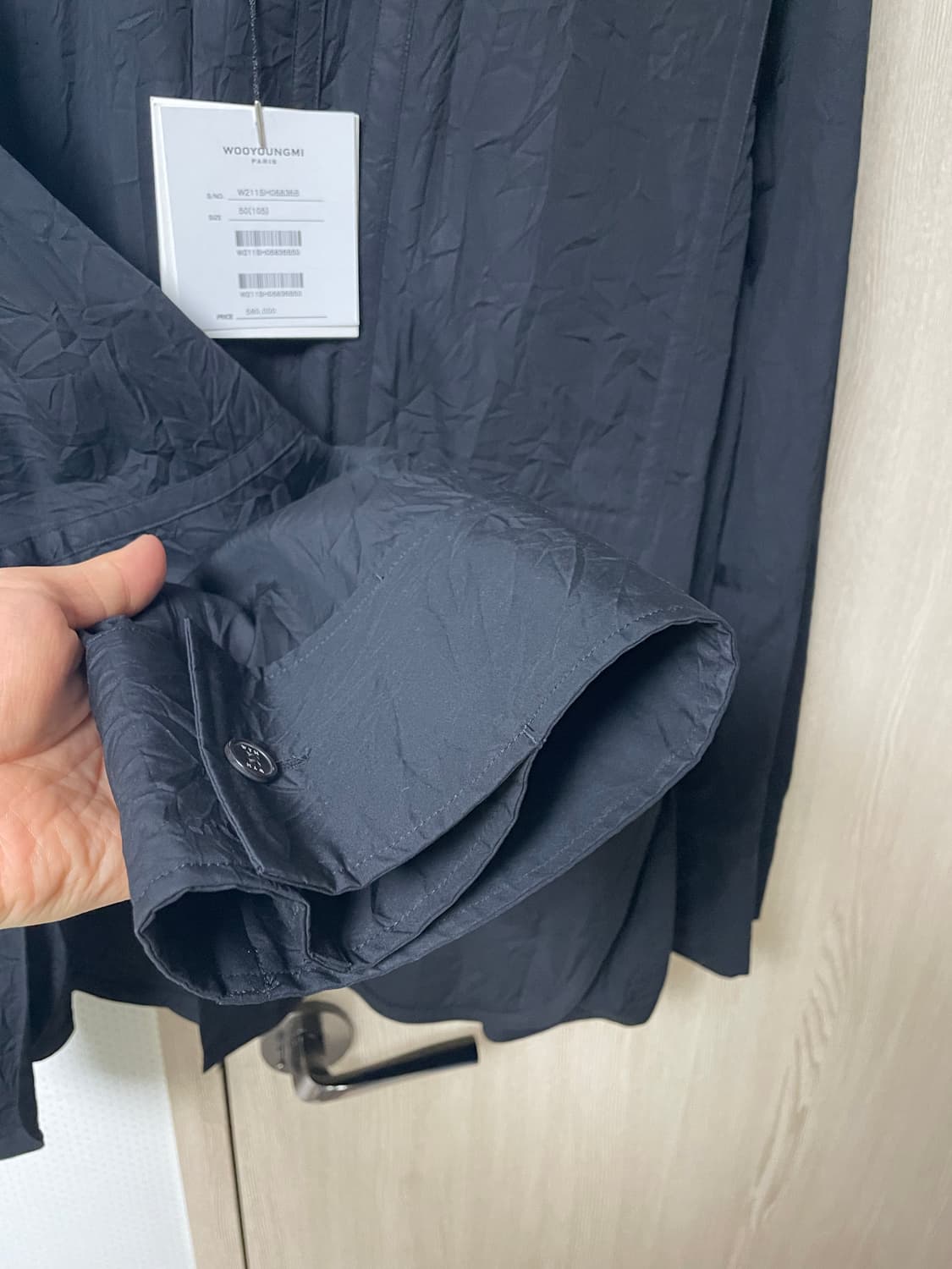 우영미 커프스 디테일 크링클 셔츠 블랙, 50사이즈 상품이미지2