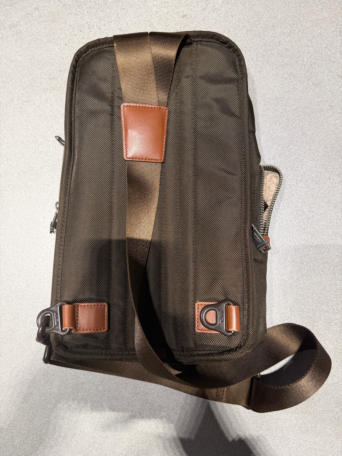 투미 정품 알파 브라보 슬링백 브라운 상품이미지6