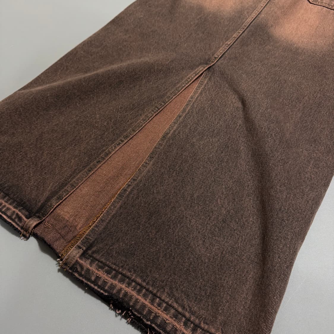 Oriens by 저널스탠다드 브라운 워시드 데님 컷오프 슬릿 롱 스커트 상품이미지7