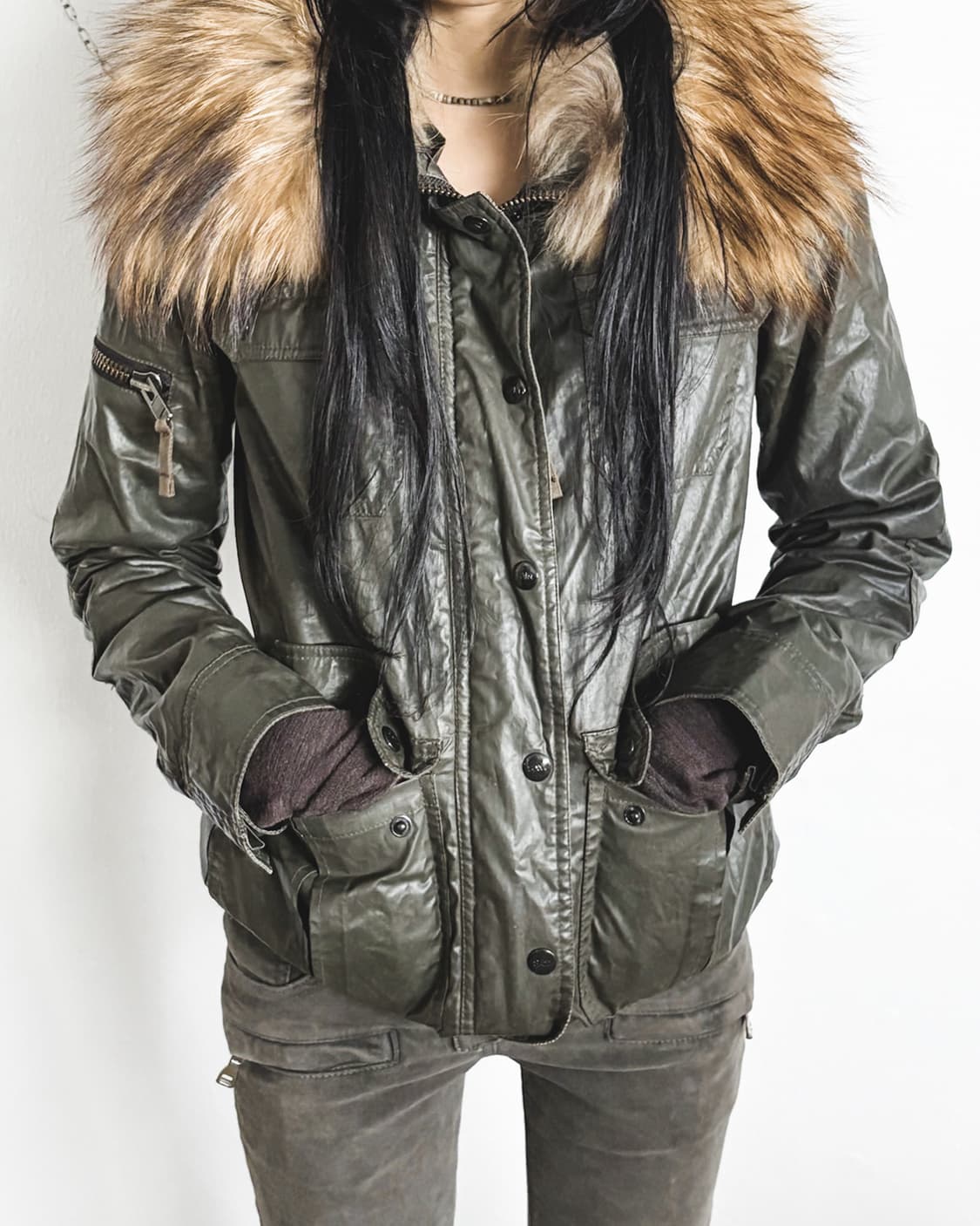 SAM nyc 라쿤 퍼 딥카키 글로시 크롭 파카 상품이미지3