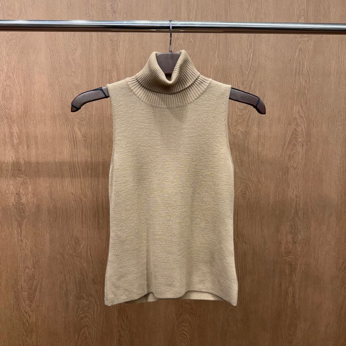 블루조인트 슬리브리스 니트 터틀넥 민소매 탑 슬림핏 베이지 상품이미지2