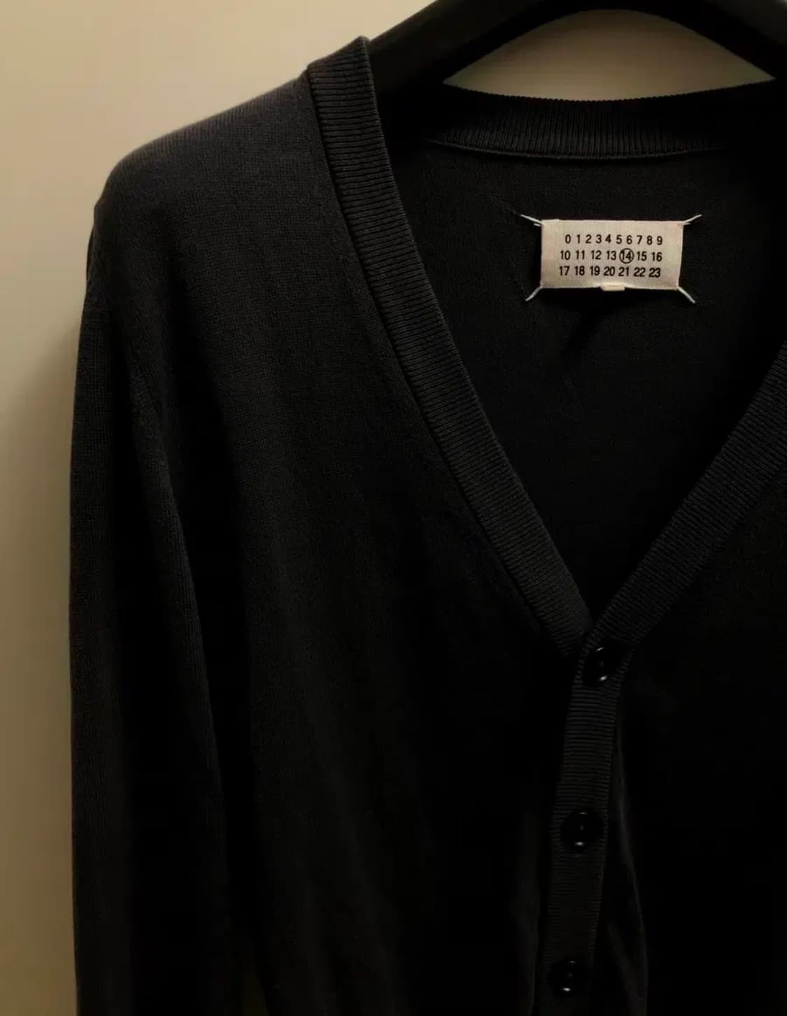 마르지엘라 엘보우 패치 가디건 차콜 상품이미지3