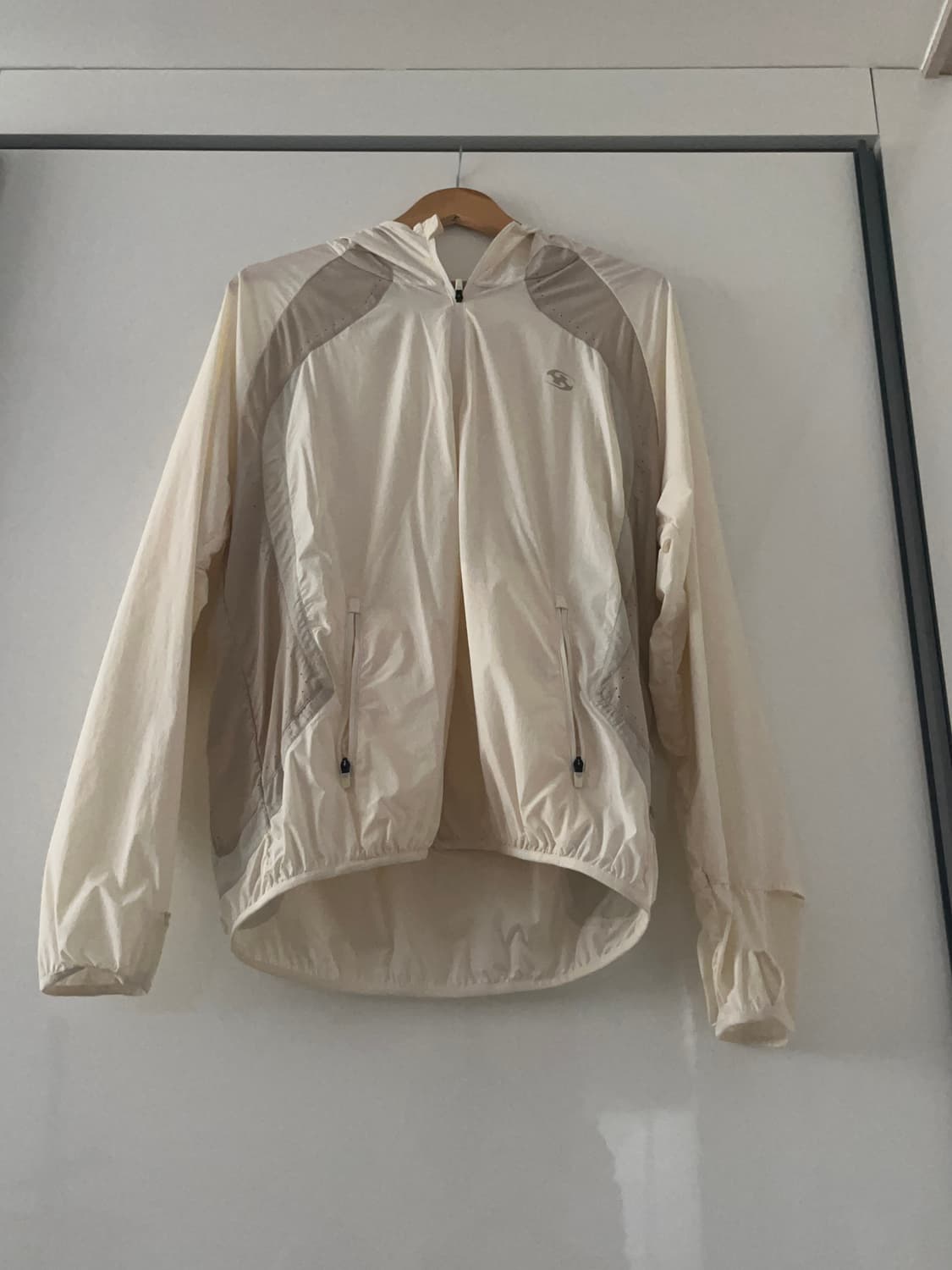 산산기어 러닝 자켓 아이보리 2사이즈 팝니다! 상품이미지1