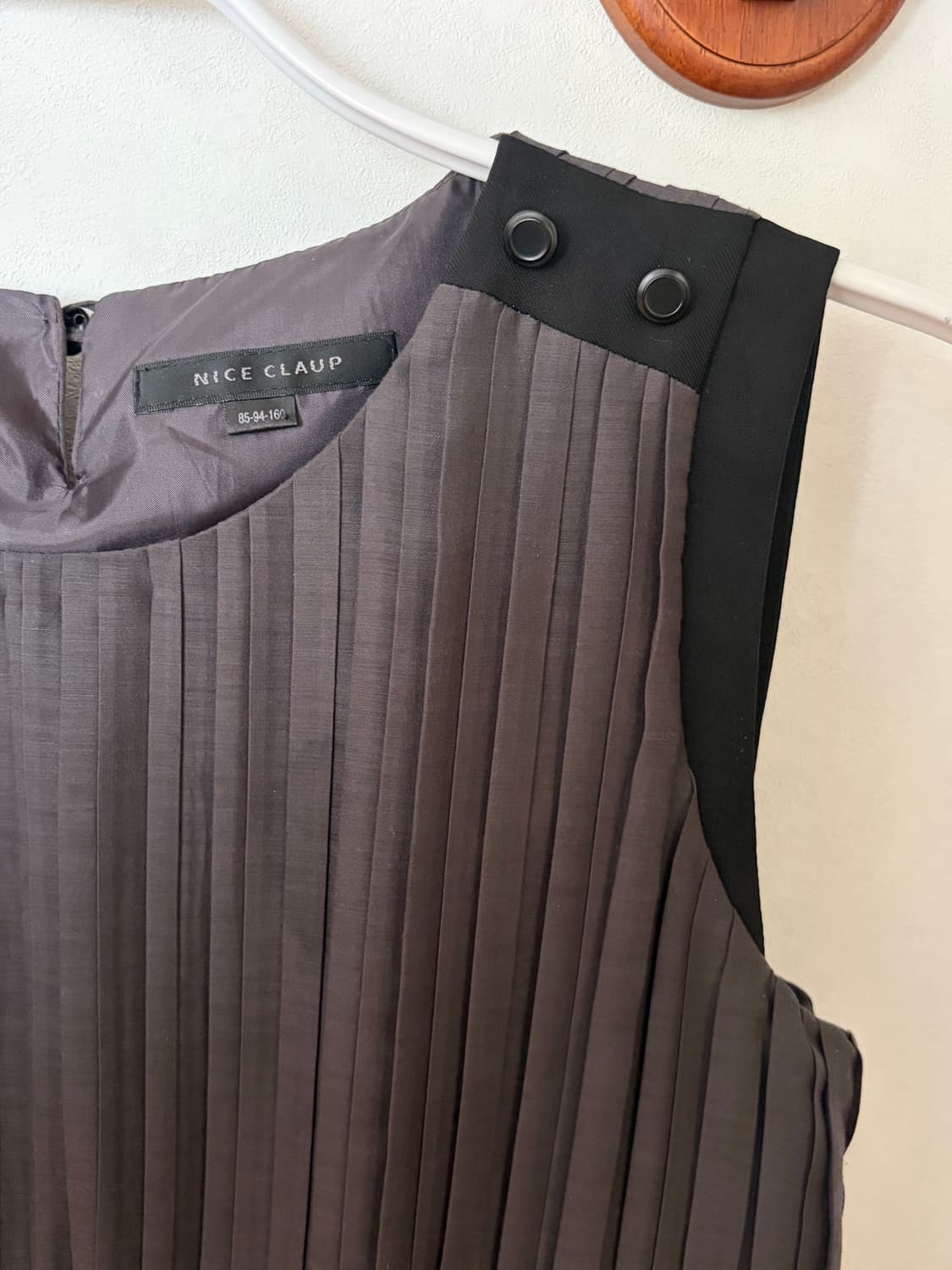 NICE CLAUP 나이스클랍 버튼 플리츠 원피스 상품이미지3