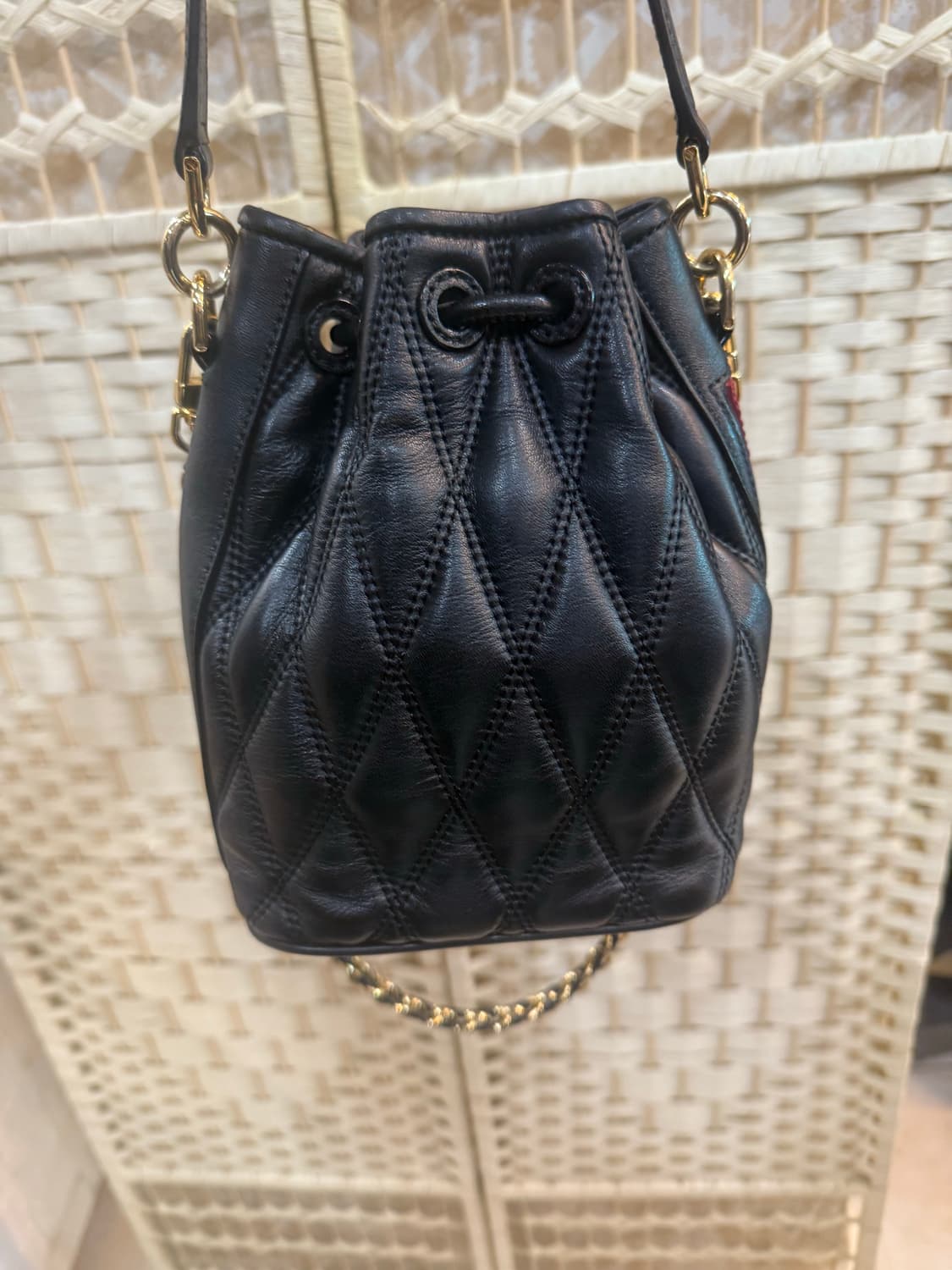 정품 발리 도나에 퀄팅 버킷백 팝니다 상품이미지3