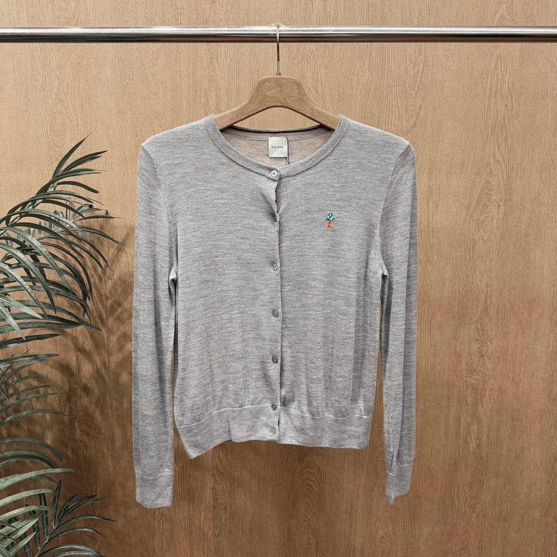 폴스미스 라운드넥 긴팔 울 니트 가디건 시그니처 자수 로고 디테일 그레이 상품이미지1