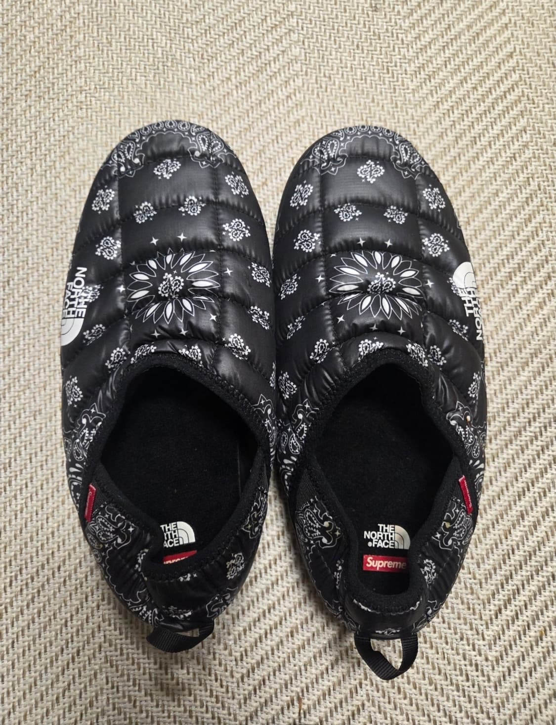 슈프림 X 노스페이스 뮬 상품이미지1