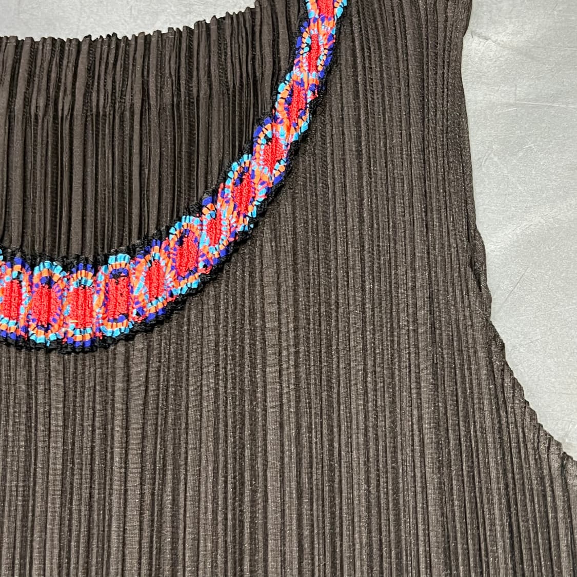  플리츠플리즈 플라워 넥 베스트 y14555 상품이미지4