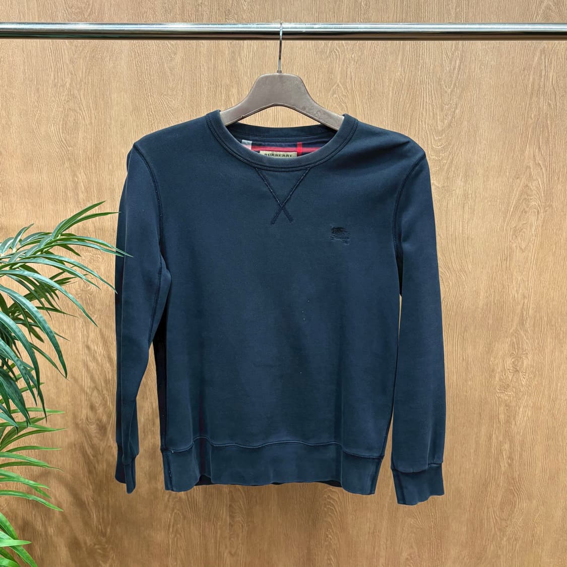 버버리 코튼 긴팔 맨투맨 클래식 톤온톤 로고 패치 스티치 디테일 네이비 상품이미지1