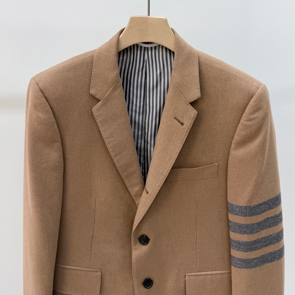 [S+급/1] 톰브라운 사선완장 울 트윌 클래식 수트 정장 베이지 상품이미지3