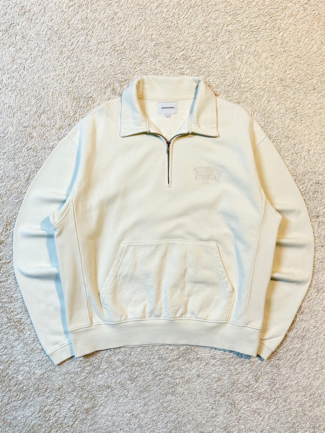 디스이즈네버댓 자수로고 하프 반집업 맨투맨 내츄럴 상품이미지1