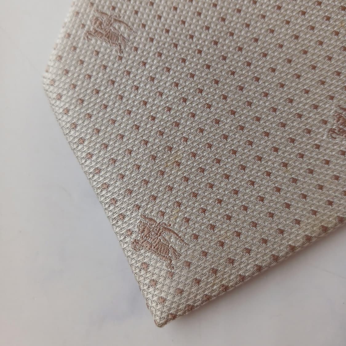 버버리 실크 베이지 크레스트 패턴 넥타이 9.8cm A등급 A19390
 상품이미지7